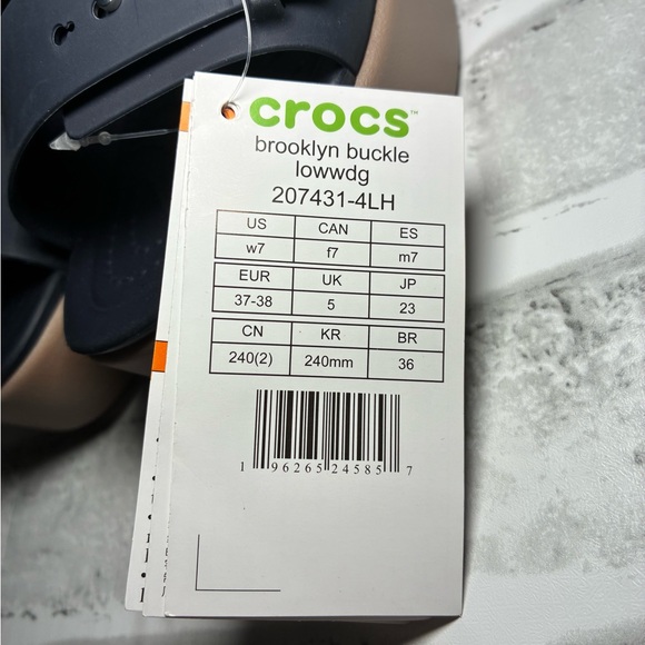 NWT Crocs Brooklyn Platform Sandals in Navy and Tan 7W - Picture 5 of 5